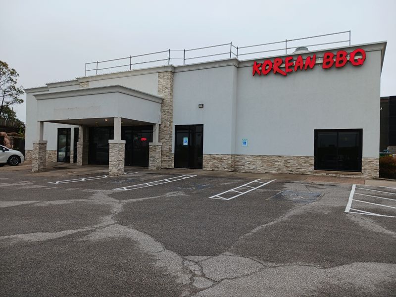 Location on West I-40 Service Road Provides Convenient Access