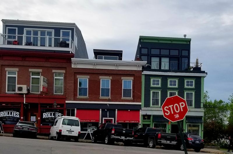 Quiet Timing Means Better Parking And Less Shoulder-To-Shoulder Browsing