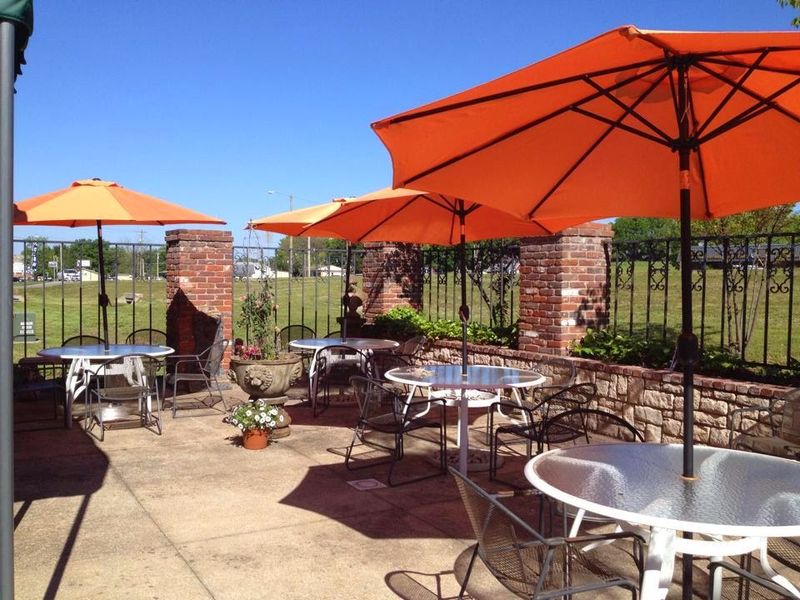 Sandwich Shops Handle Lunch Rush Efficiently