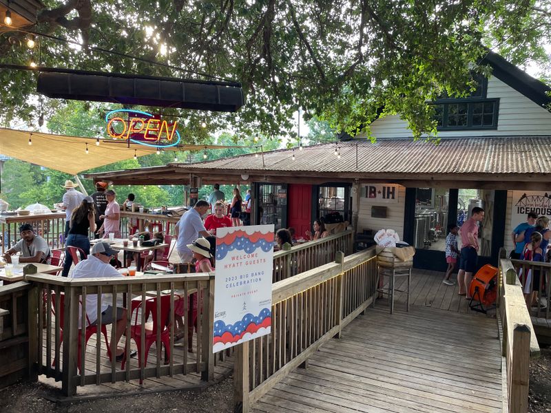 Neighbor's Kitchen & Yard, Texas