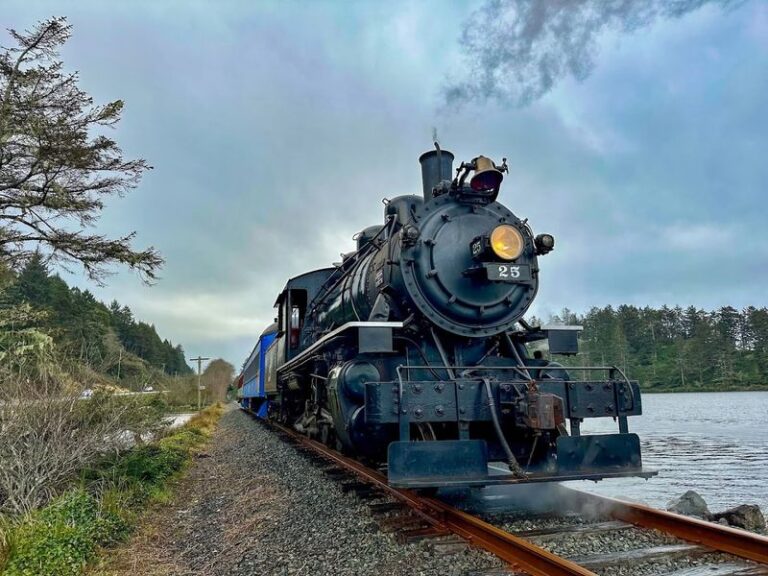 Take This Picturesque Oregon Train Ride For A Relaxing Spring Day Trip