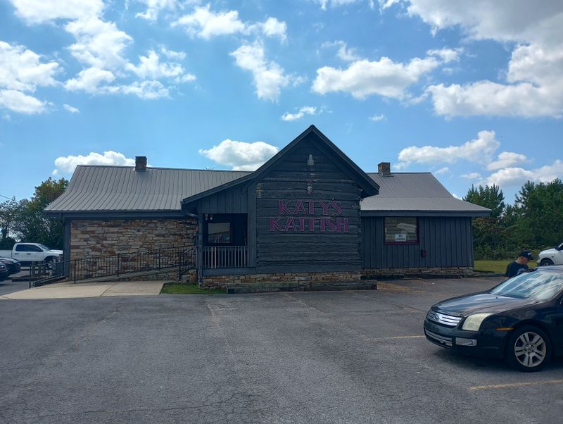 A Log Cabin Seafood Stop That Feels Like A True Find