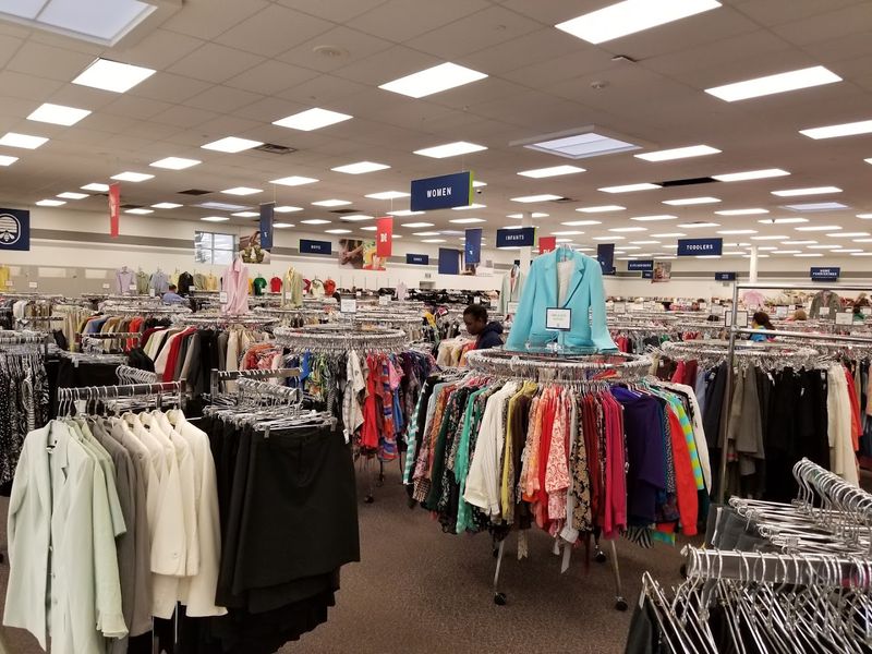 Clothing Racks That Reward Slow Browsing