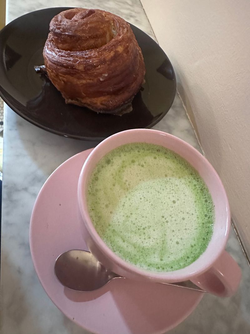 Hoja Latte: Dark Green Tea Meets Espresso