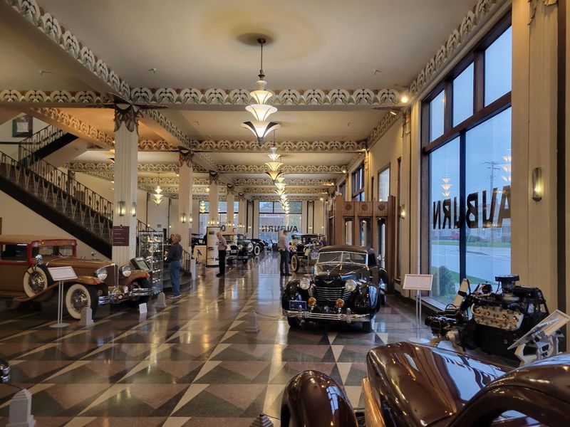Original Art Deco Showroom Building Creates Authentic 1930s Atmosphere