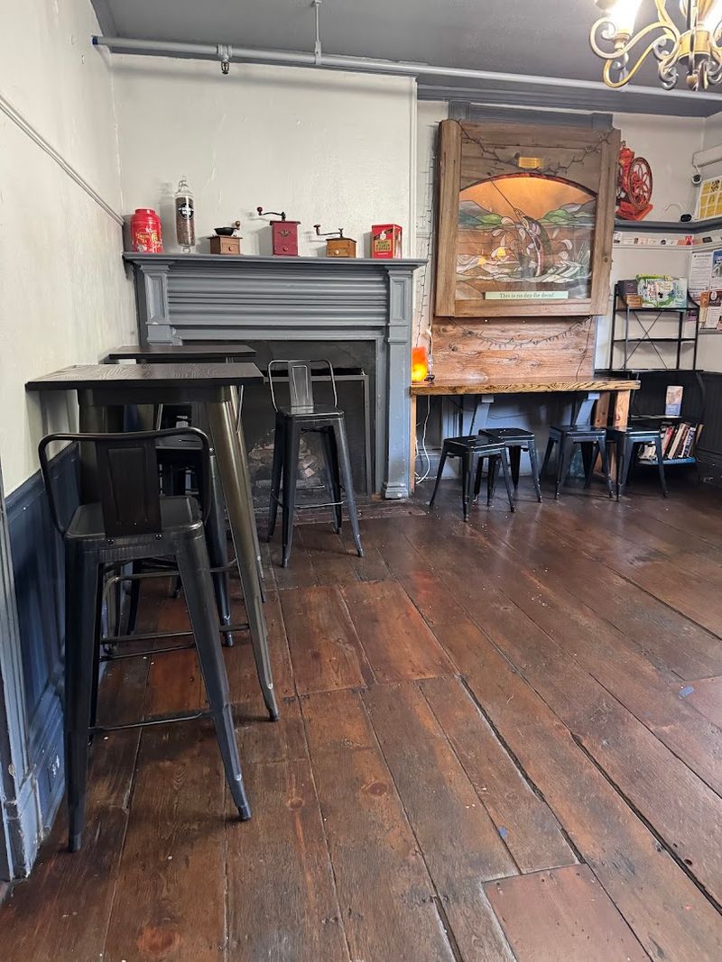 The Indoor Atmosphere: Vintage Charm Meets Cozy Comfort