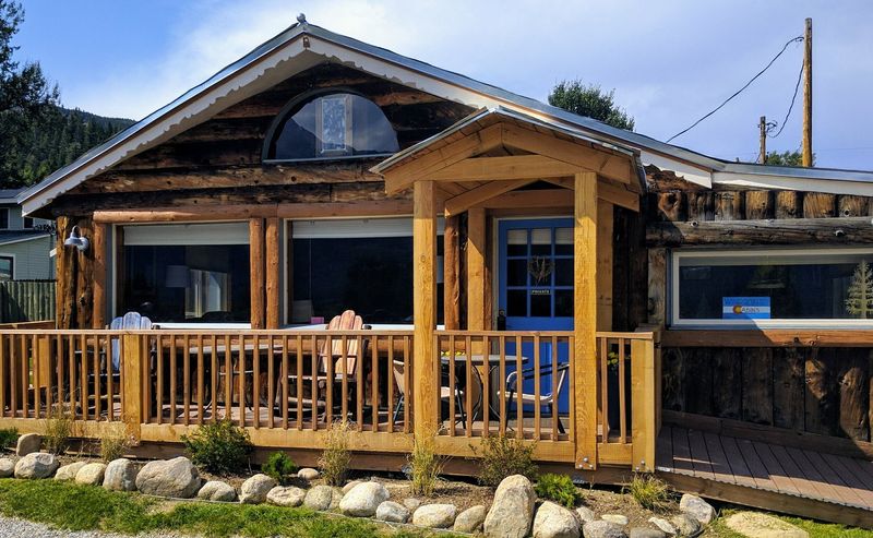 Twin Lakes Lodge