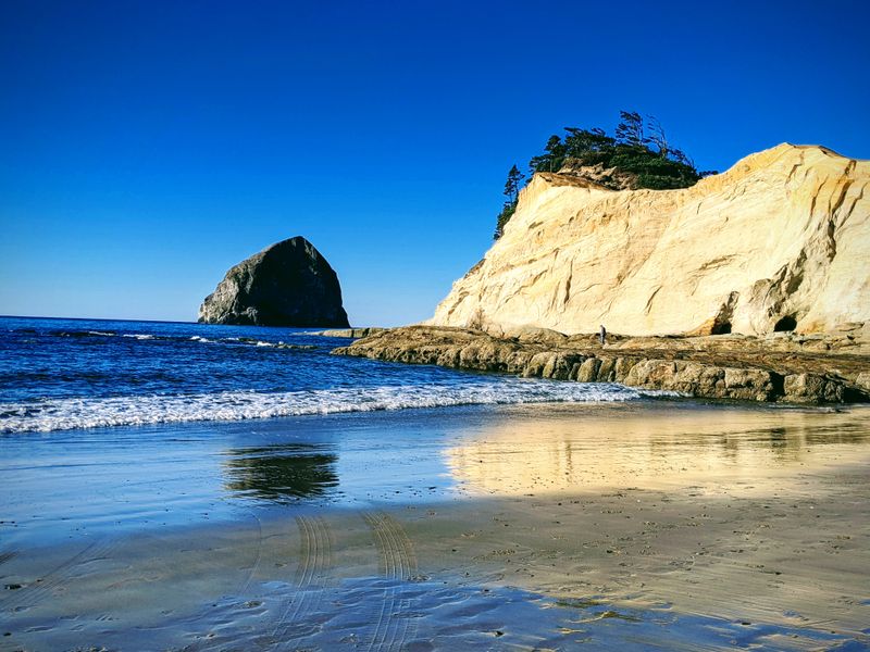 Glowing Golden Sandstone Cliffs That Defy the Ordinary