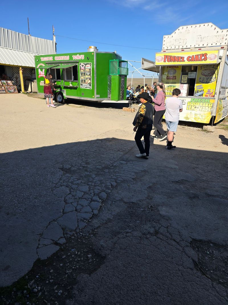 Food Trucks and Treats That Fuel Your Shopping Marathon