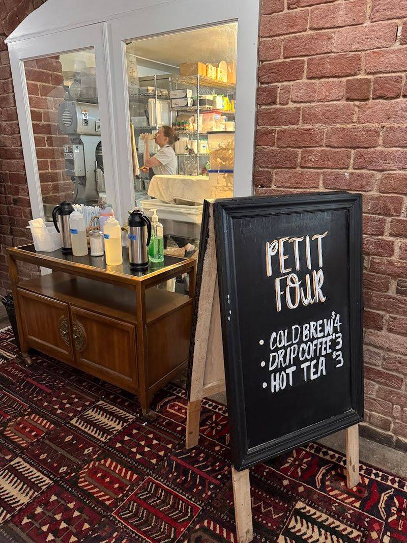 Petit Four, Richmond