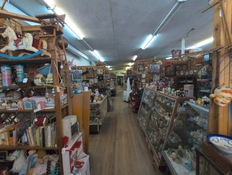 The Layout And Atmosphere Inside The Mall