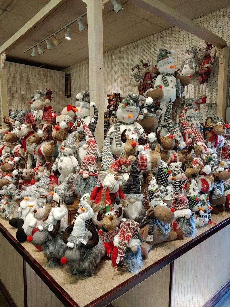 The Mix Of Food, Gifts, And Local Flavor That Keeps People Lingering