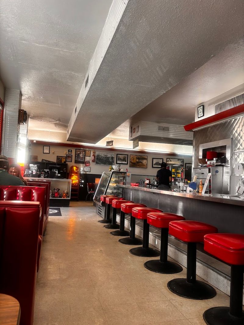 The Diner Atmosphere That Pulls You Back