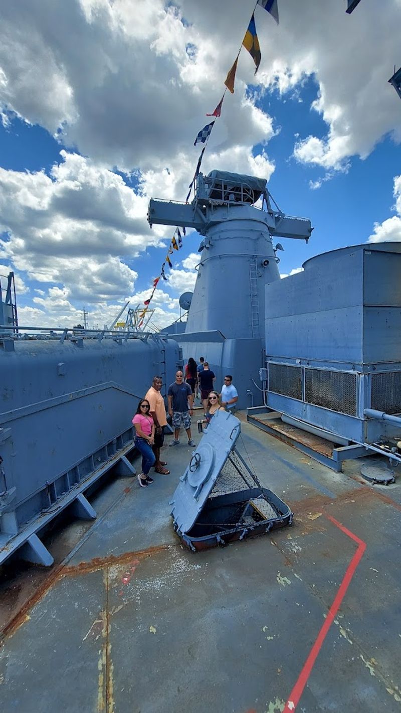 Self-Guided Color Routes That Make Exploration Easy