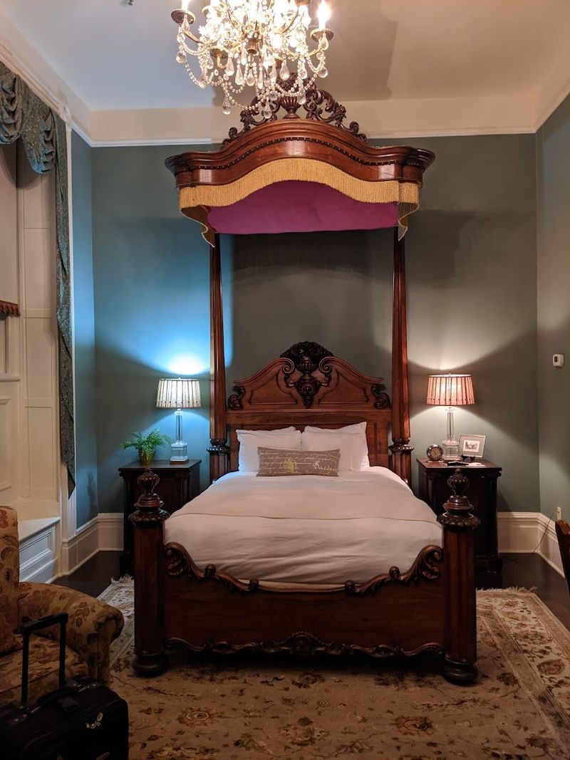 Guest Rooms That Blend Eras Brilliantly