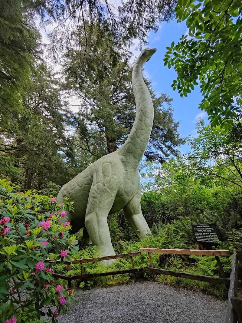 Dinosaur Sculptures With a Retro Personality