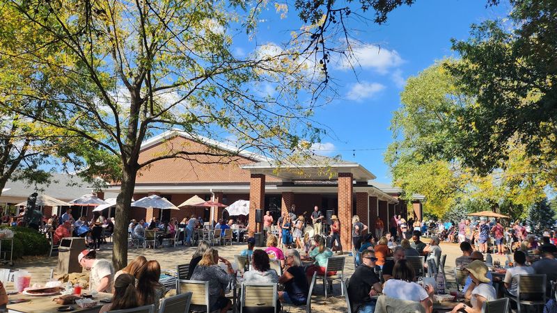 Live Music and Outdoor Seating That Sets the Mood