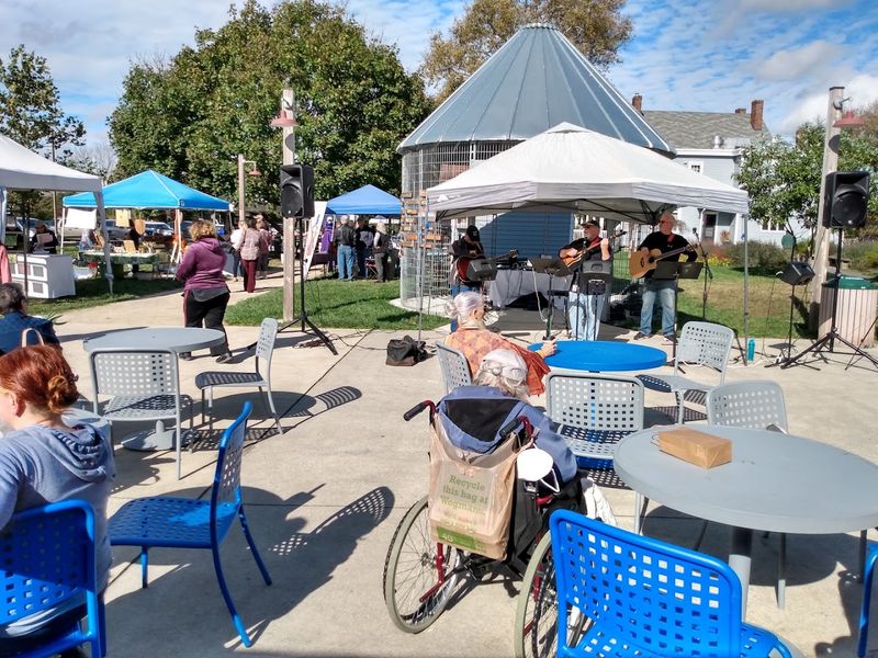 Live Music That Turns Market Shopping Into a Full Experience