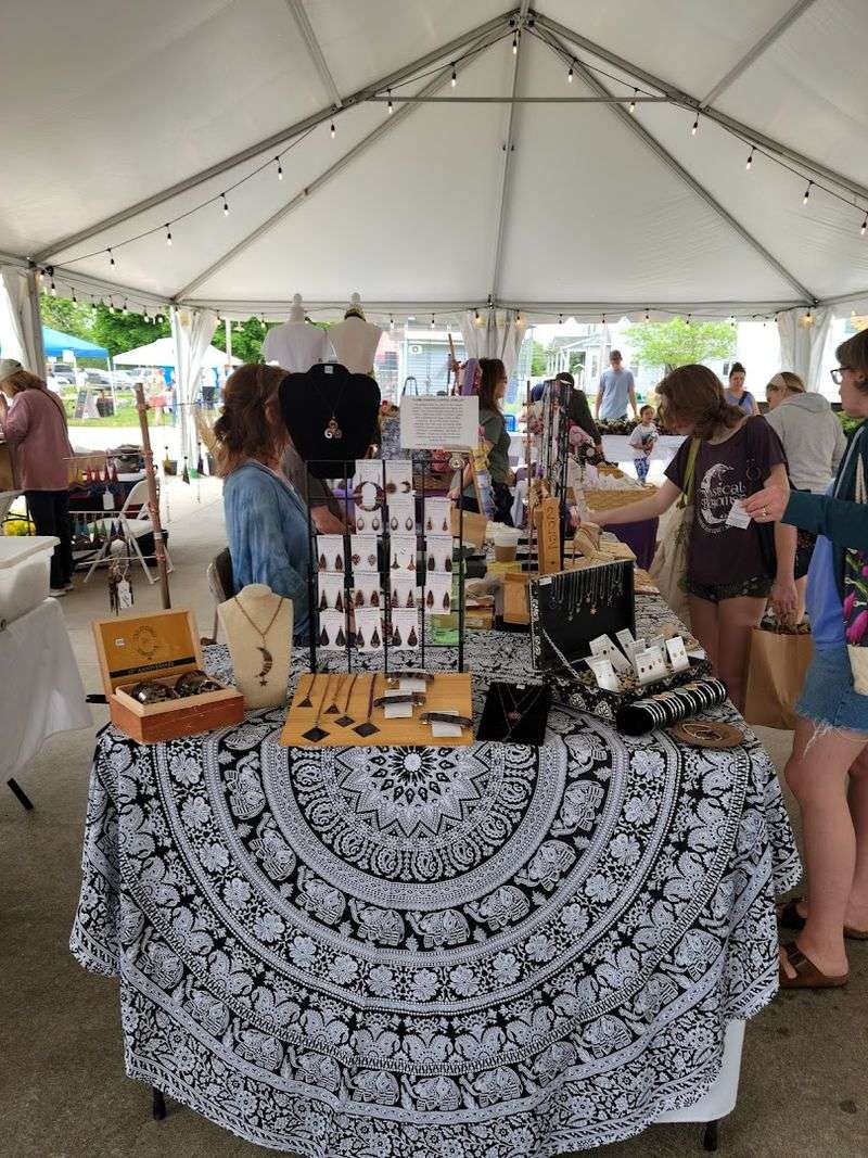 Artisan Vendors and Handcrafted Goods Worth Every Browse