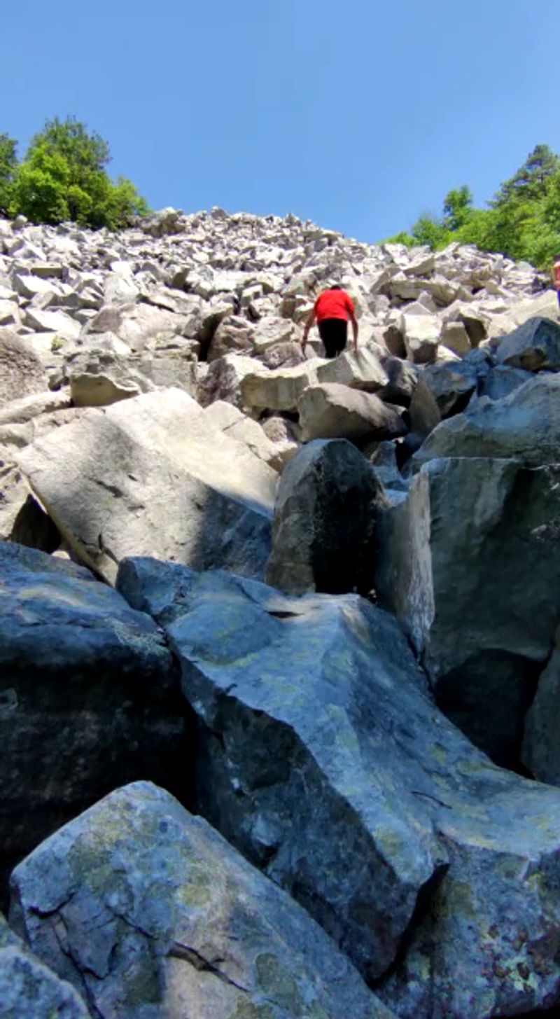 Rock Scrambling at Its Most Gloriously Chaotic