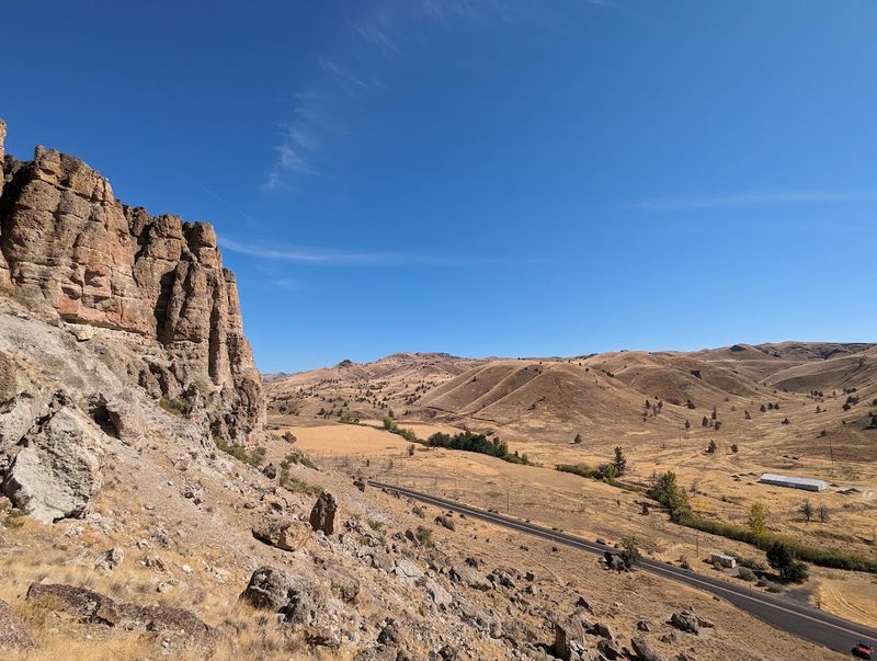 Wildlife and Desert Scenery Around the Trail