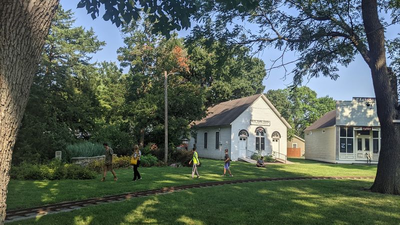 Craft Booth Browsing That Turns Into A Full Loop