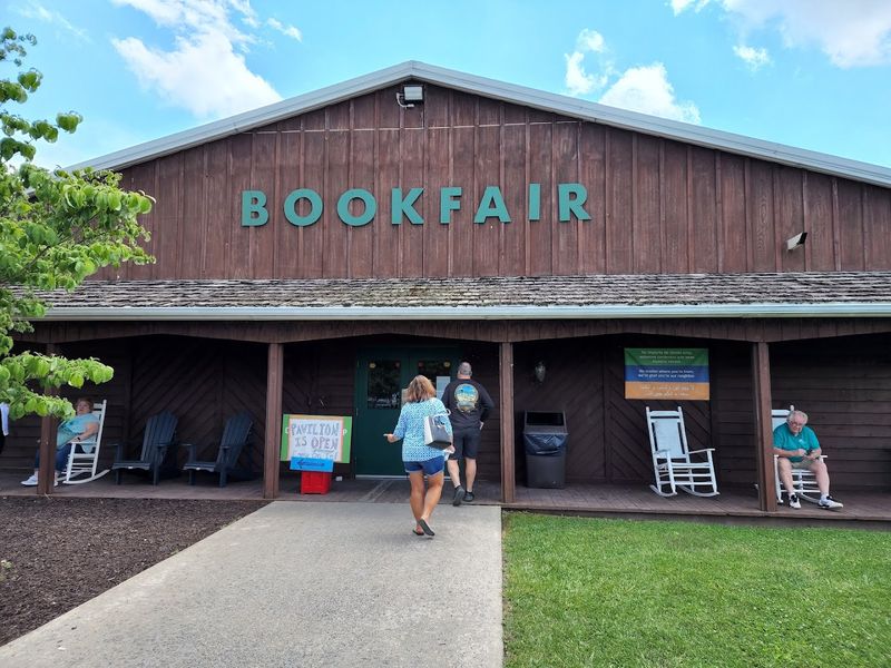 A Pet-Friendly Paradise That Welcomes Furry Co-Browsers