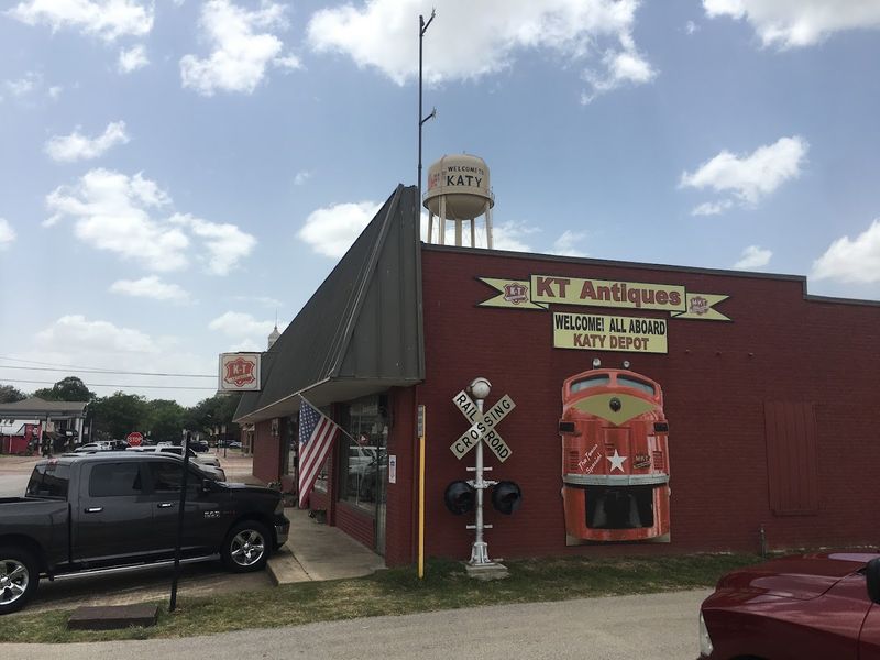 The Neighborhood That Makes the Visit Feel Complete