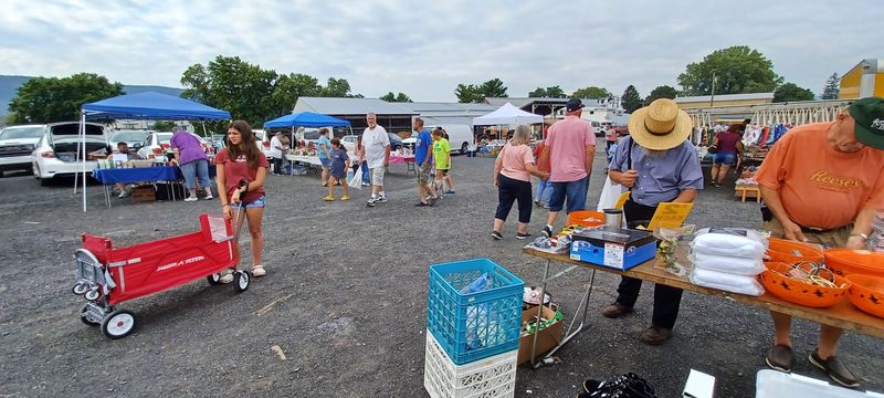 The Kind Of Midweek Crowd That Turns Quiet Roads Into A Destination