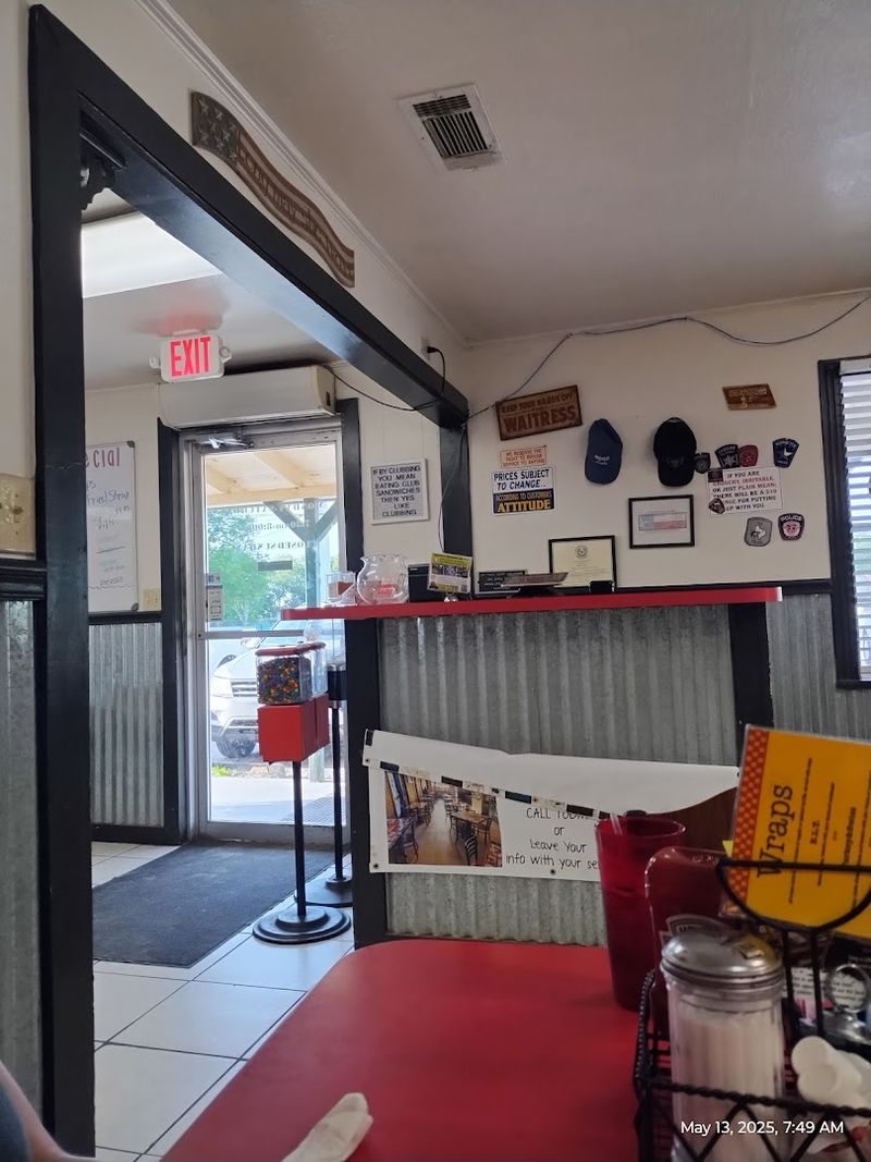 The Atmosphere Inside: Comfortable, Unpretentious, and Familiar