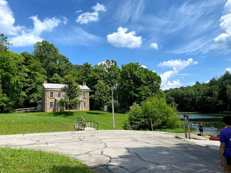 Accessibility and Local Conveniences Near the Trail