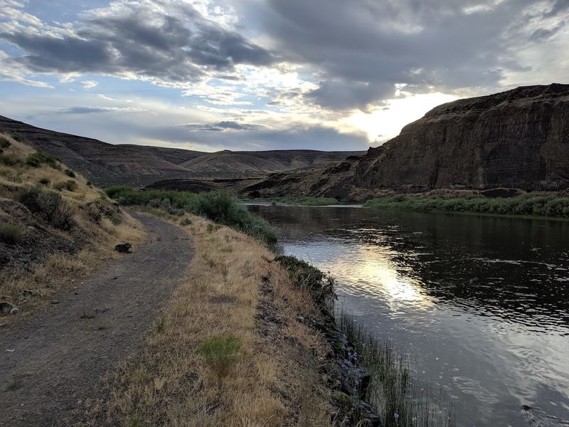 Hiking Trails That Follow the River and Climb the Plateaus