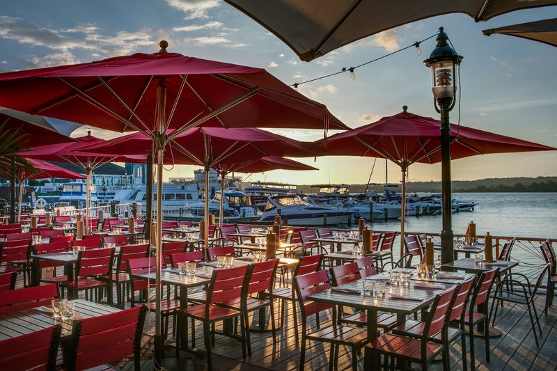 Vola's Dockside Grill and Hi-Tide Lounge, Alexandria