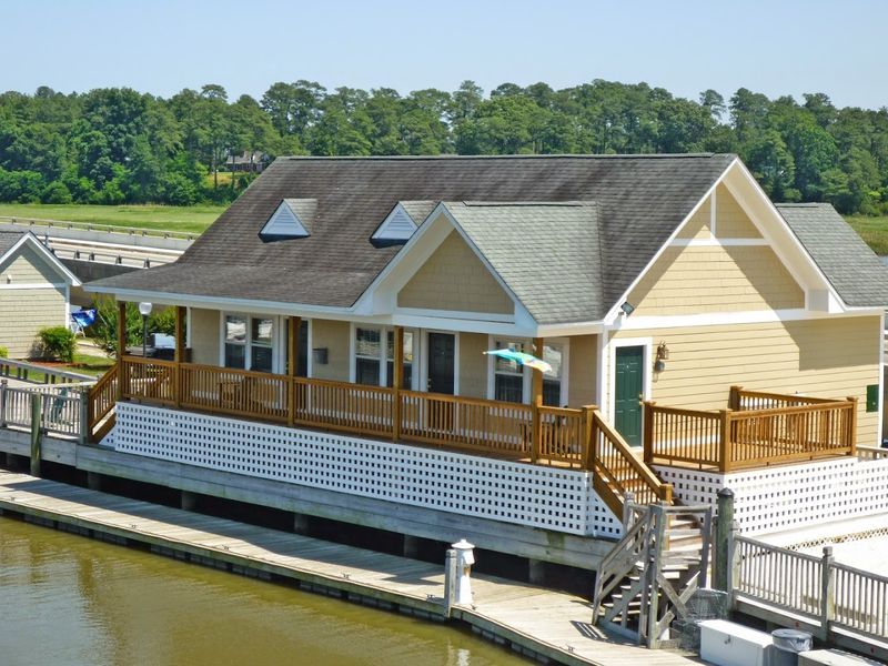 Captain Todd Suite: Panoramic Views at River Level