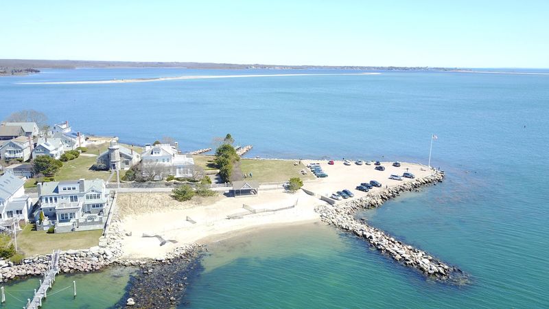 Peninsula Geography That Keeps Water Views In Every Direction