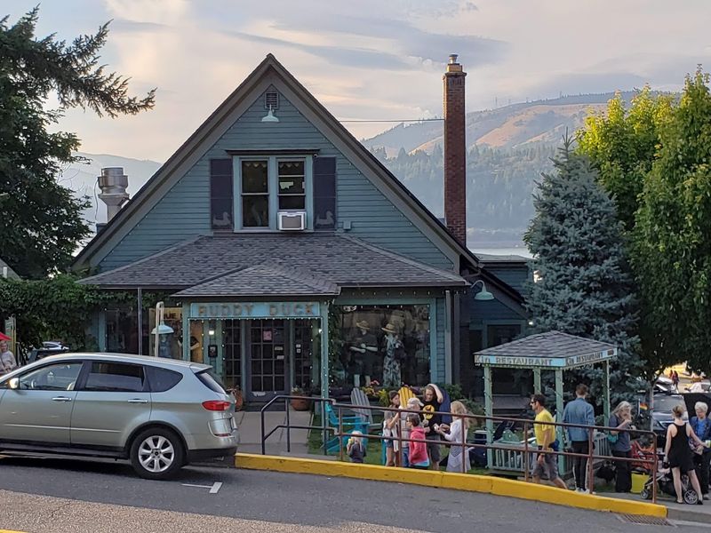 Hood River as the Perfect Backdrop