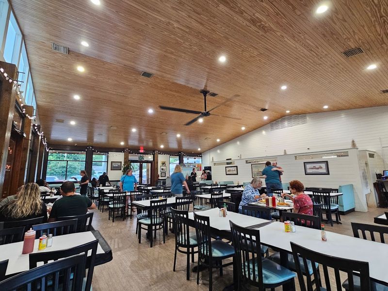 A Laid-Back Room That Lets The Food Carry The Stop