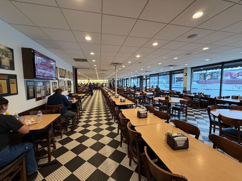 A Chicago Deli Stop That Still Feels Like The Real Thing