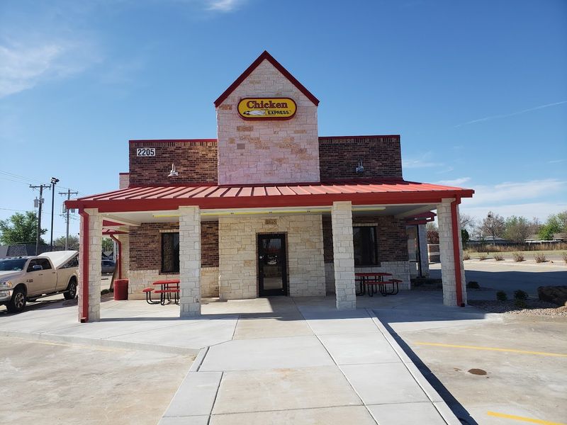 Shopping and Strolling Through Downtown Woodward
