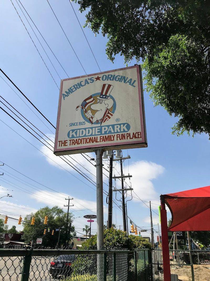 Snacks, Picnics, and Food Options Around the Park