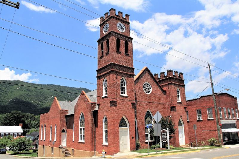 Best Place Antiques: A Hardware Store Reborn as a Treasure Hunter's Paradise