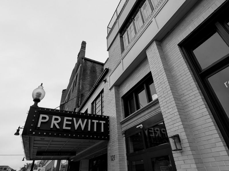 Live Entertainment That Keeps the Energy Moving