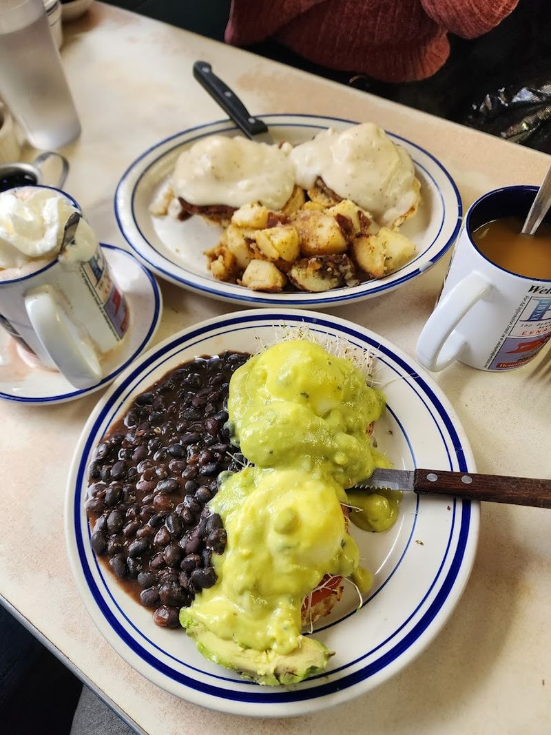 Biscuits And Gravy That Keep Regulars Coming Back