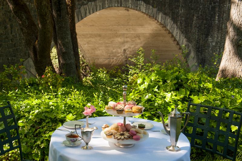 Easy Morning Coffee Moments With Quiet Redwood-Country Views