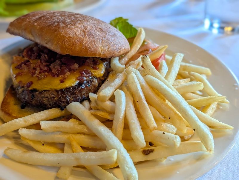 Lunch Service That Brings Weekday Diners Through the Door in Style