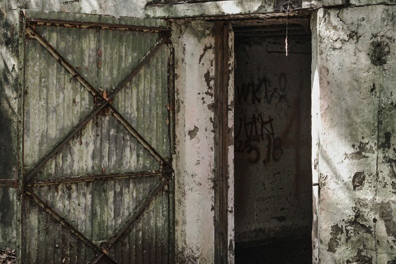 The Small Details In The Ruins That Make People Stop And Look Closer