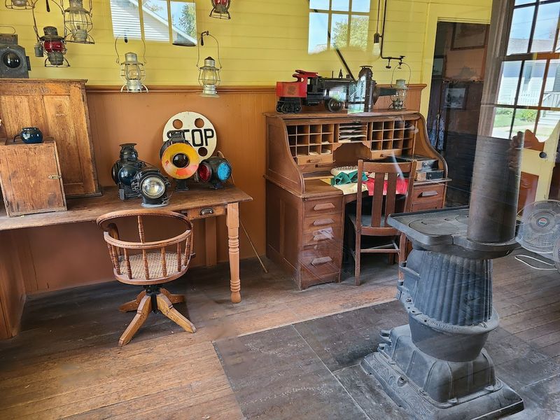 Tin Shop With A Quick, Bright Confidence