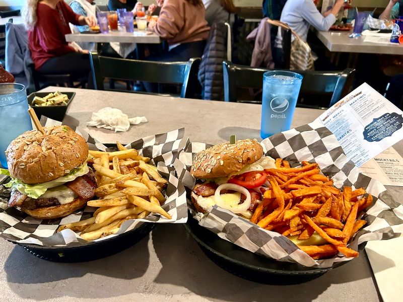 Lakeside Dining That Makes The Whole Experience Better