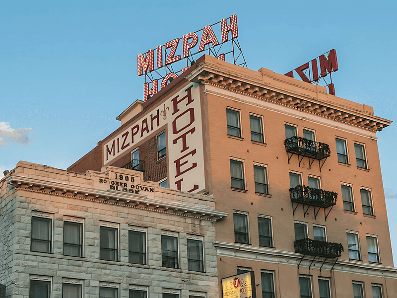 Photo Angles That Make The Hotel Look Like A Throwback Set