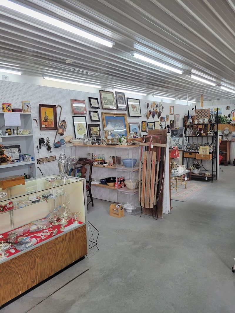 The Blue Crow Antique Mall, Painter